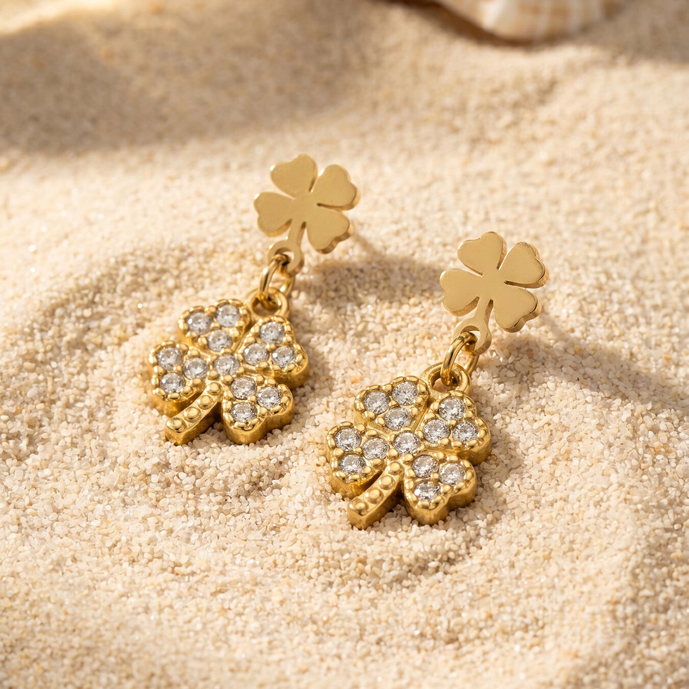 Pendientes colgantes para mujer de acero inoxidable, impermeables, color dorado y con pedrería de la marca Clover.