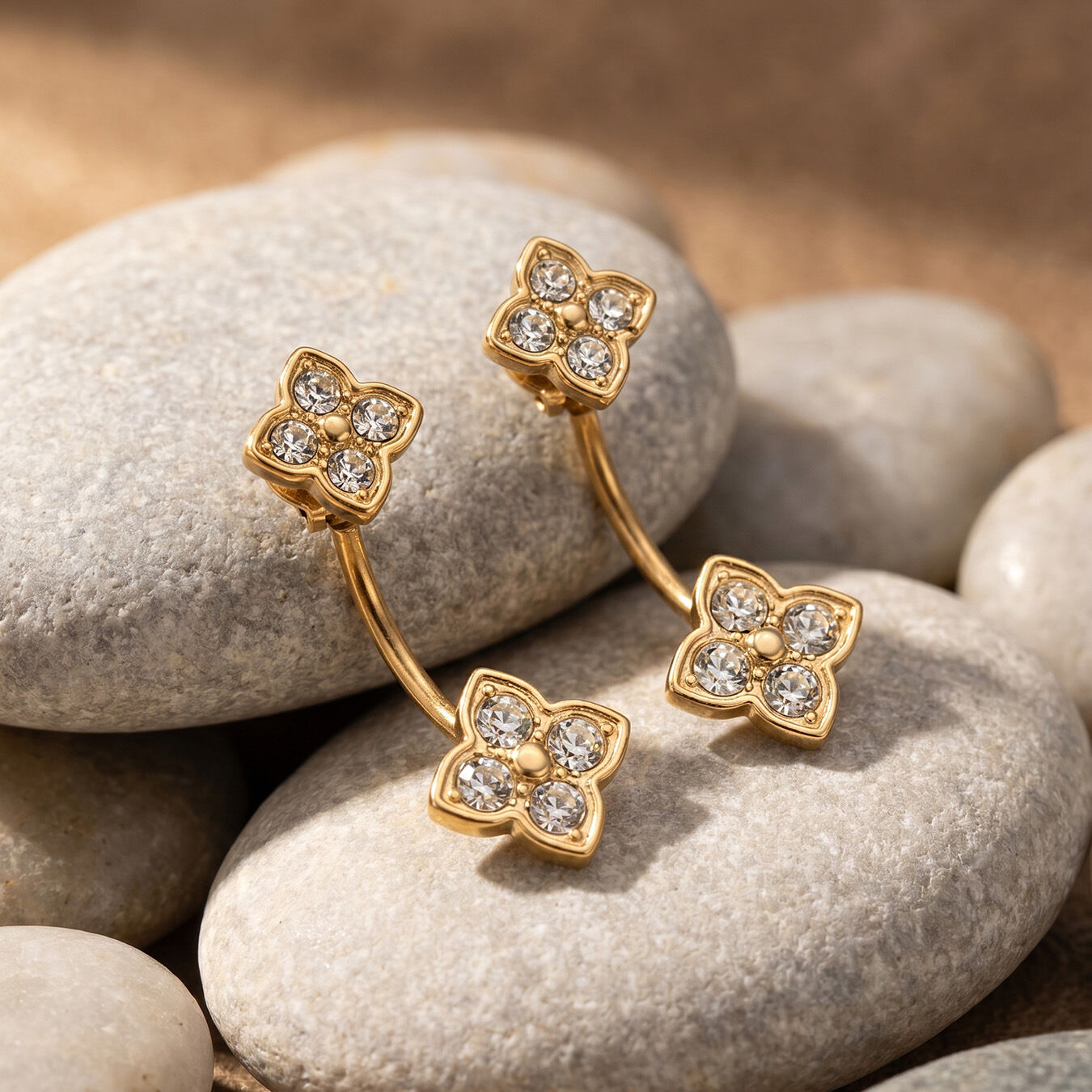 Pendientes de mujer de acero inoxidable impermeables con diseño de flor y diamantes de imitación color dorado.
