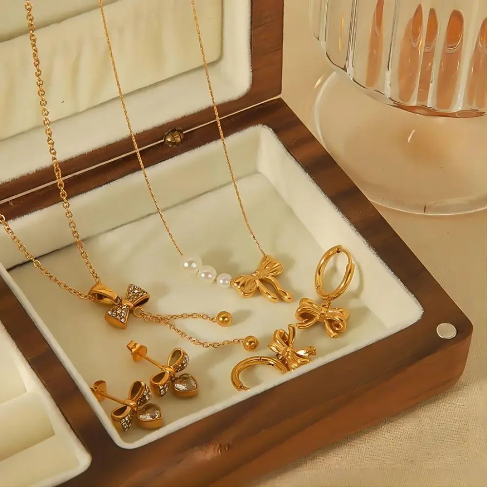 1 pezzo di collana con ciondolo a fiocco in acciaio inossidabile placcato oro 18k, squisita e alla moda, con diamanti, per l'uso quotidiano delle donne 
