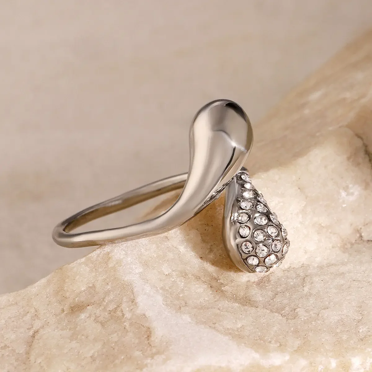 Bague ajustable pour femme, style simple, en forme de goutte, en acier inoxydable étanche avec incrustations dorées et strass. 