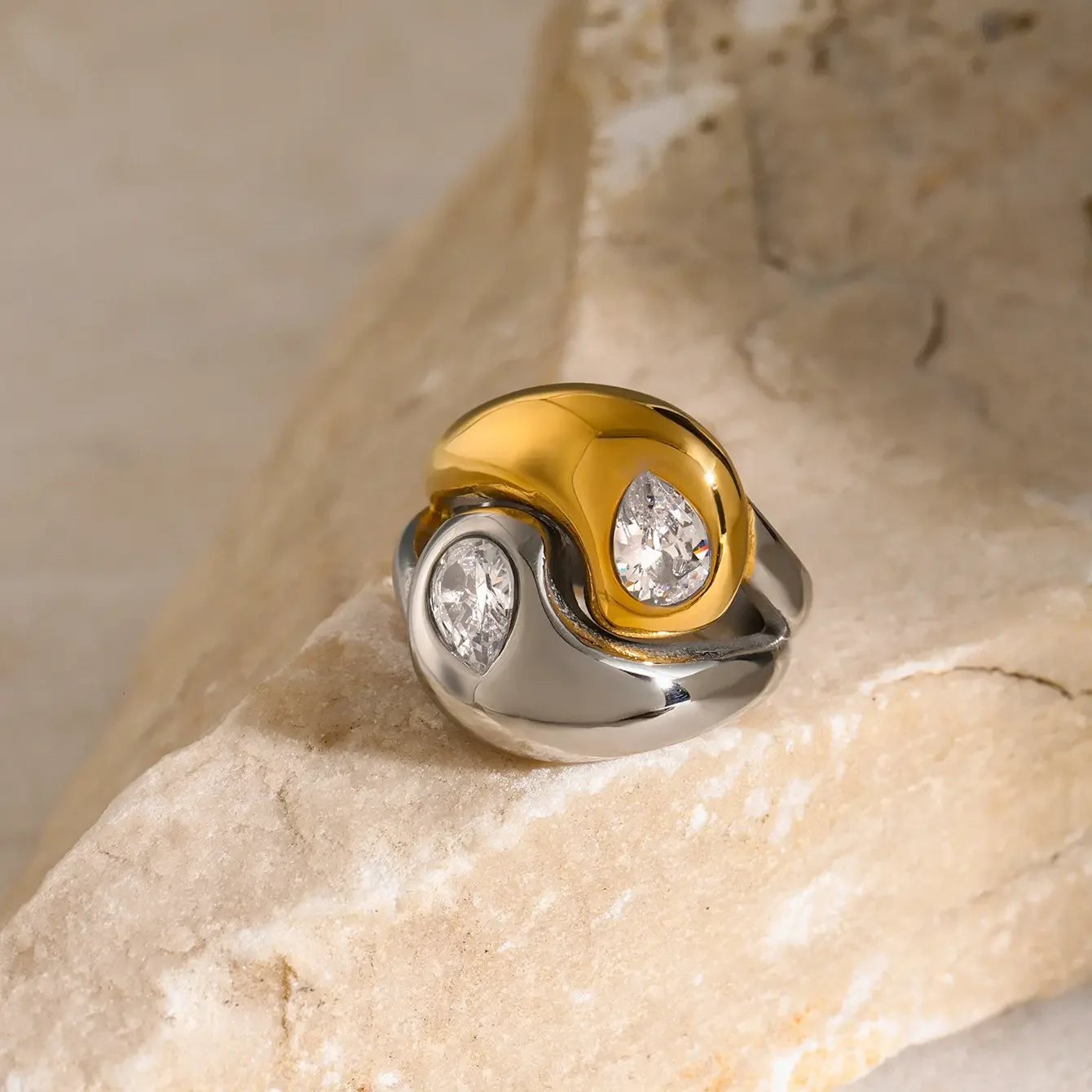 europäischer und amerikanischer -stil, 18 karat gold, edelstahl, poliert, versetzt, tropfenförmiger ring mit weißem, tropfenförmigem zirkon 