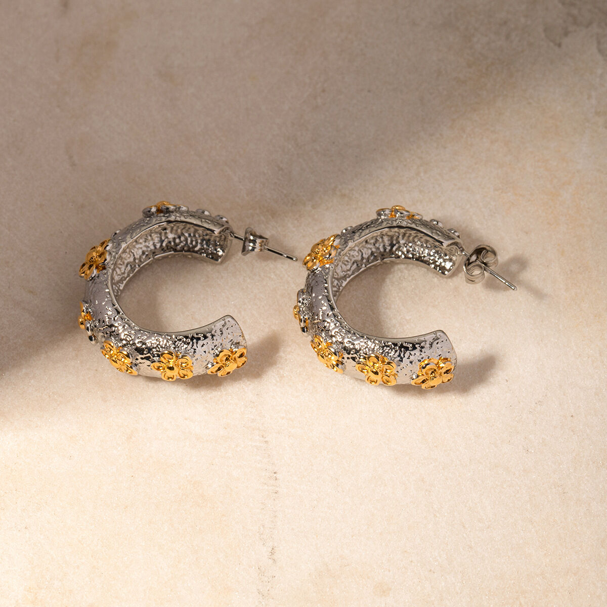 1 paio di orecchini a cerchio da donna in acciaio inossidabile placcato oro , serie classica, con fiore retrò 