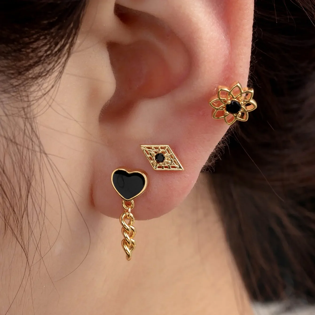 Pendientes de perforación para mujer, de acero titanio, sin chapado, con forma de corazón clásico, de serie simple y circonita h5 Imagen2