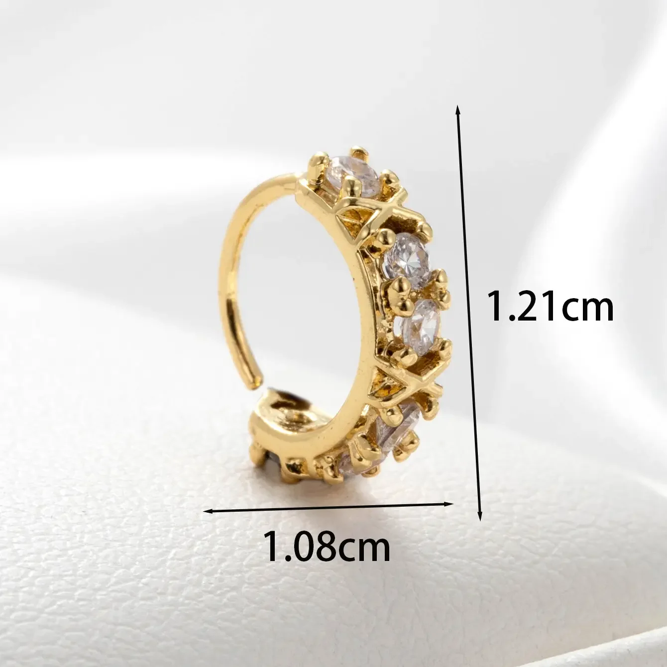 Boucles d'oreilles piercing femme Simple Series Classic Heart en cuivre sans placage, ornées de zircon. 
