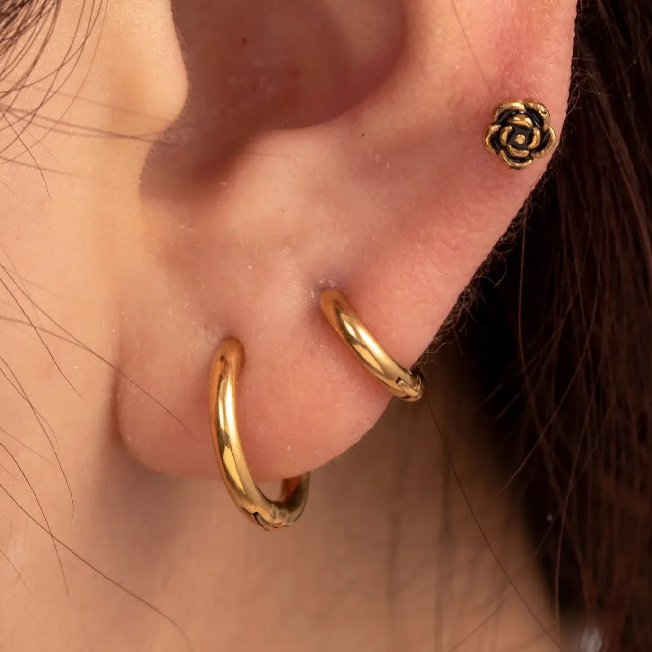 Boucles d'oreilles piercing pour femme, modèle Simple Series Classic Flower, en acier titane sans placage. h5 Image2