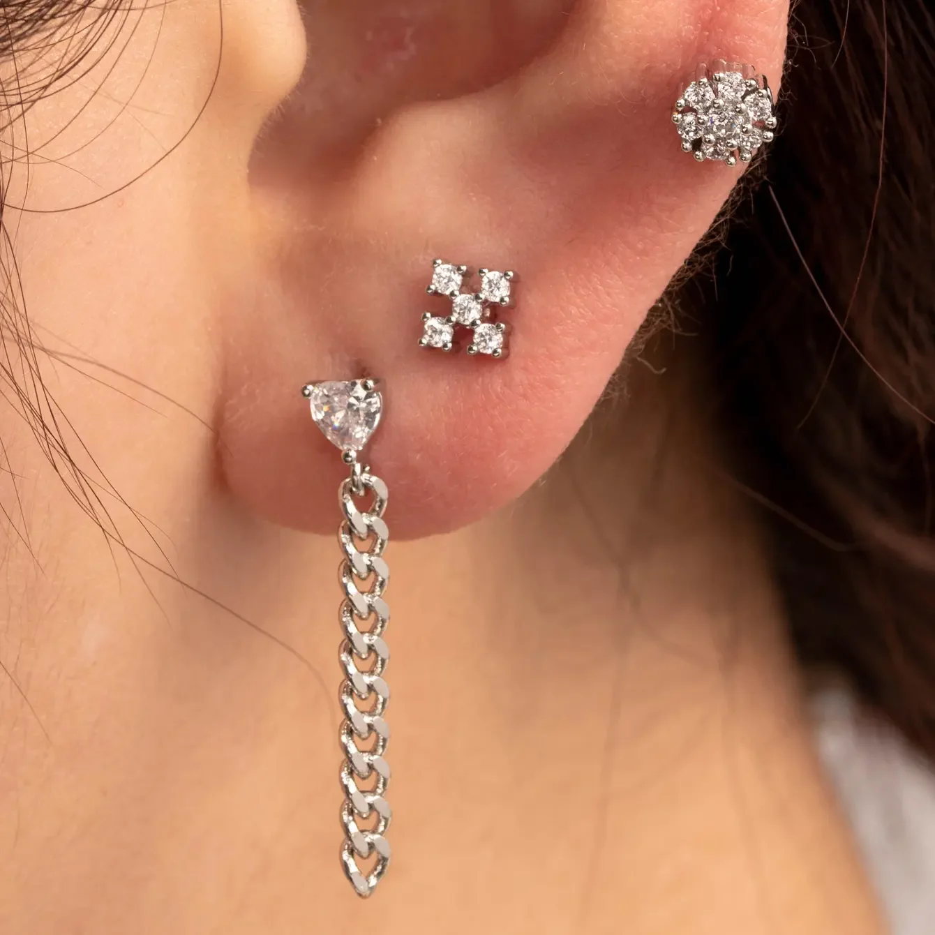 Pendientes de perforación para mujer, de acero titanio, sin chapado, con forma de corazón clásico, de serie simple y circonita Imagen2
