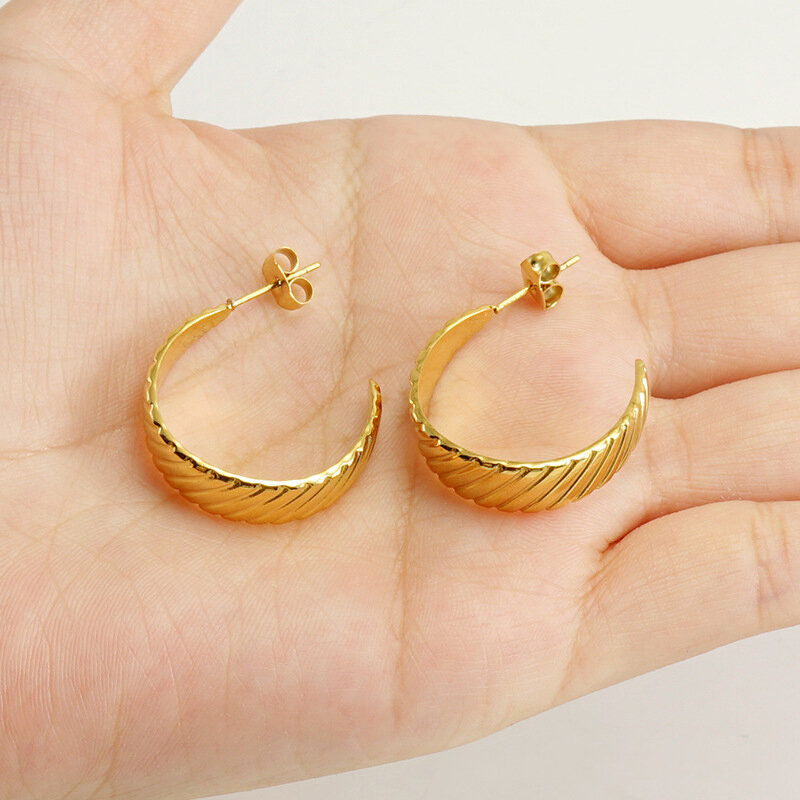 1 paire de boucles d'oreilles puces classiques géométriques simples en acier titane plaqué or pour femme Image2