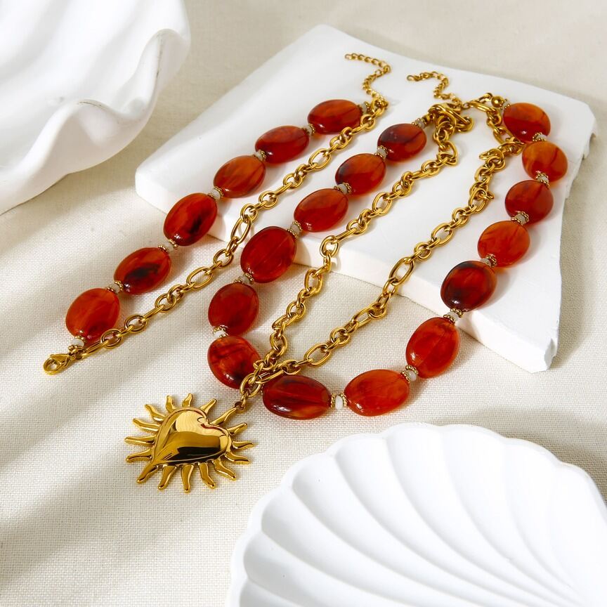 Set di collane con ciondolo a forma di cuore in perline acriliche retrò color oro