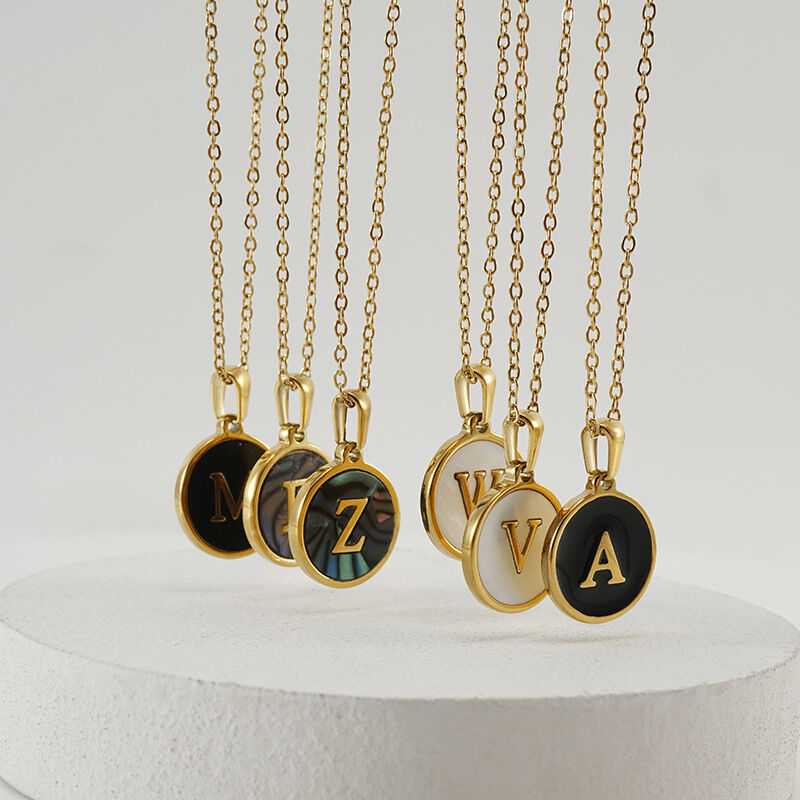 1 pezzo classico in acciaio inossidabile con lettera, impermeabile, color oro, collana con ciondolo da donna