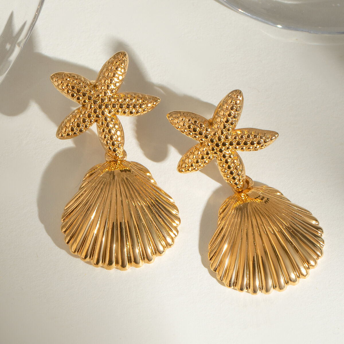 1 paire de boucles d'oreilles pendantes pour femme en acier inoxydable plaqué or , motif tortue de vacances, série simple 