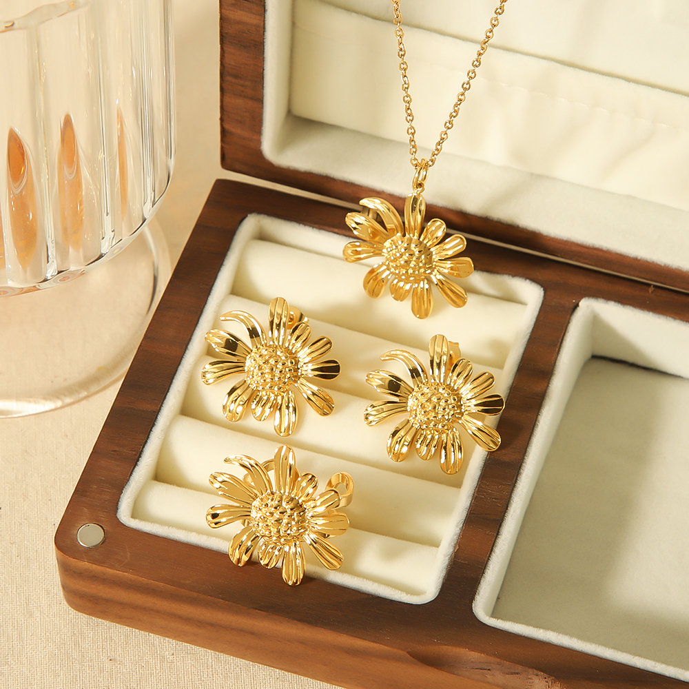 1 Piece Of Elegant And Fashionable Gold-Plated Stainless Steel Flower Daisy Pendant Necklace For Women For Daily Wear Picture2