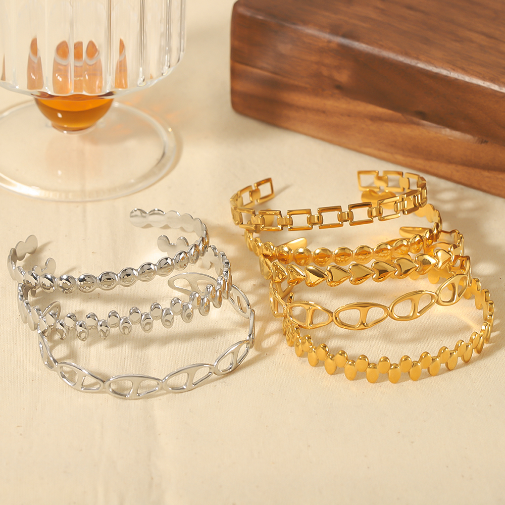 1 Stuk Modieuze En Eenvoudige  Vergulde Roestvrijstalen Holle Geometrische Hart Ovale Open Armband Voor Dames Sieraden Voor Dagelijks Gebruik Afbeelding4