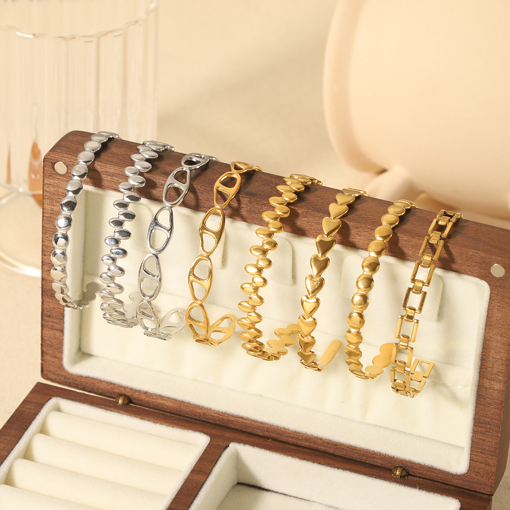1 Stuk Modieuze En Eenvoudige  Vergulde Roestvrijstalen Holle Geometrische Hart Ovale Open Armband Voor Dames Sieraden Voor Dagelijks Gebruik Afbeelding3
