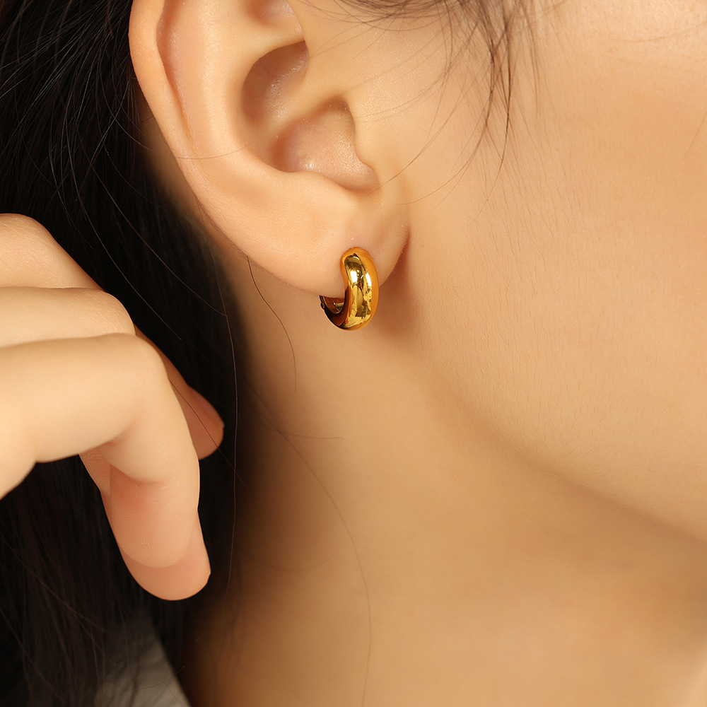 1 Par De Aretes De Aro Clásicos De Acero Inoxidable De Color Sólido Chapados En Oro De 18 Quilates Para Mujer Imagen3