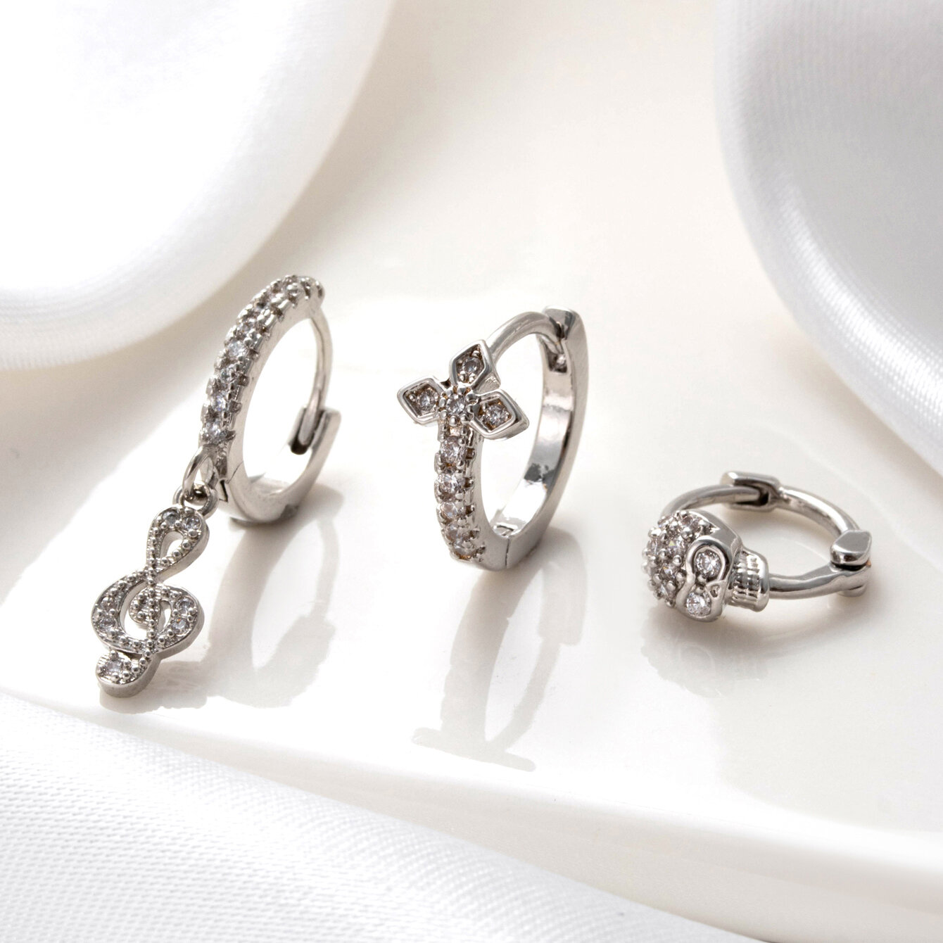 Boucles d'oreilles piercing femme Simple Series Classic Skull en cuivre sans placage, avec zircon. Image2