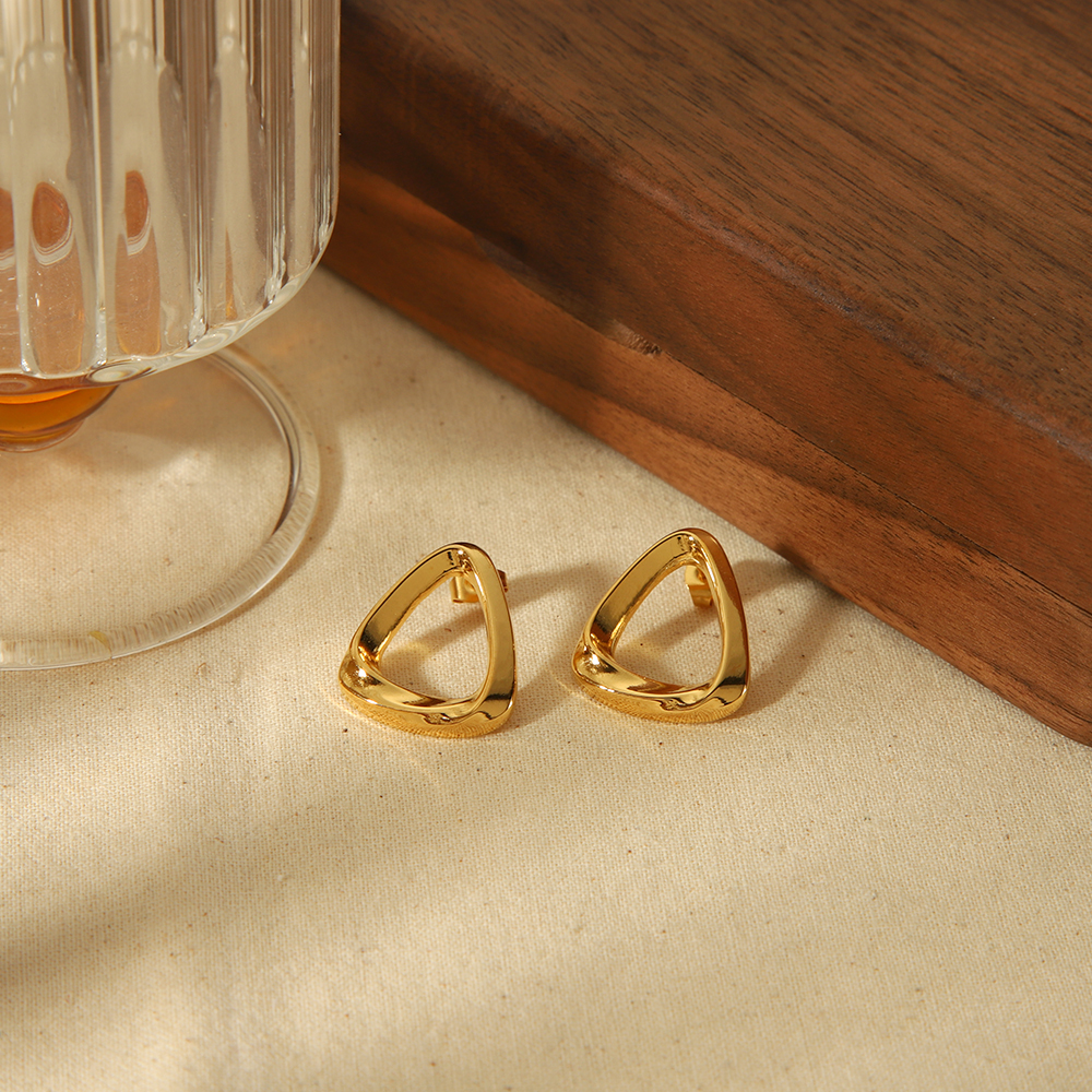 1 Paio Di Semplici Orecchini Classici In Acciaio Inossidabile Placcato Oro 18K A Forma Di Triangolo Geometrico Per Gioielli Da Donna Da Indossare Ogni Giorno Immagine2