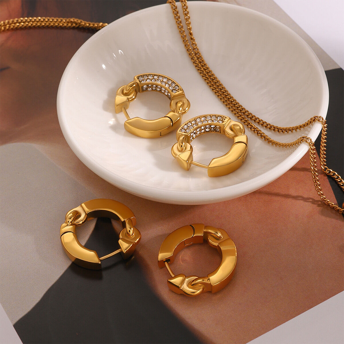 1 paio di orecchini a cerchio da donna con strass placcati in oro , eleganti e semplici, in acciaio inossidabile anulare h5 Immagine2