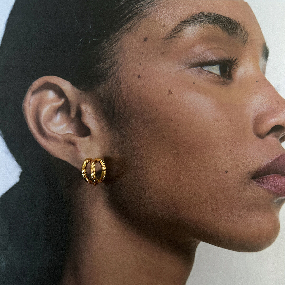Orecchini in acciaio inossidabile oro 18K leggeri di lusso semplici di alta qualità di nicchia a tre strati in acciaio al titanio filettato a forma di C orecchini 