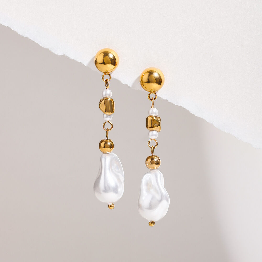 1 Paar romantische, exquisite, unregelmäßige, wasserfeste, goldfarbene Perlenohrringe aus Edelstahl für Damen.