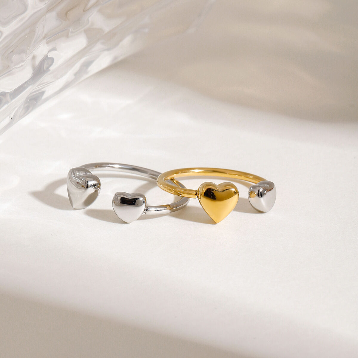 1 paar minimalistische, waterdichte, verstelbare damesringen uit de Romantic Series met hartjes, gemaakt van roestvrij staal in goudkleur. h5 Afbeelding2