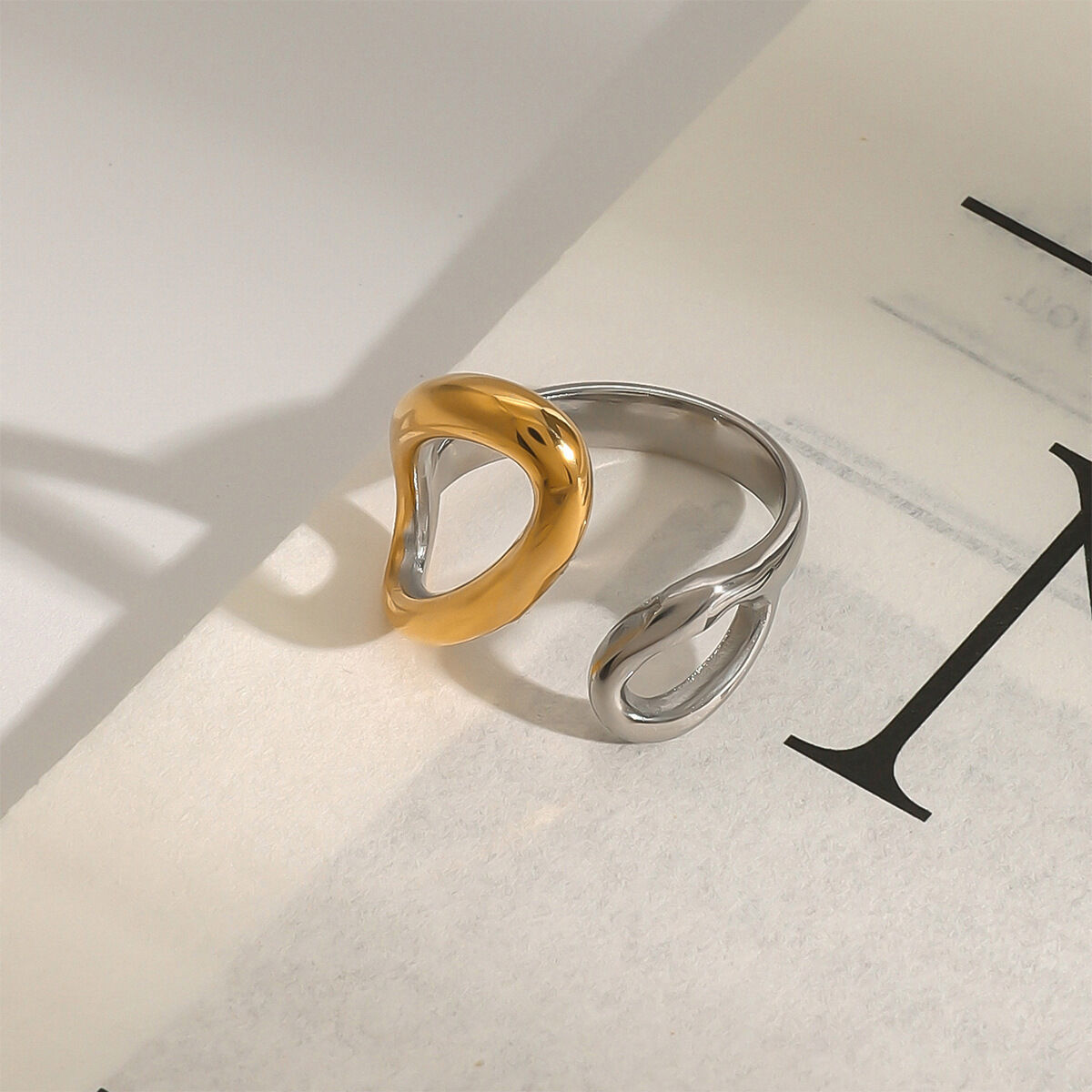 1 paio di anelli singoli da donna in acciaio inossidabile irregolare esagerato, serie moderna, color oro e argento h5 Immagine2