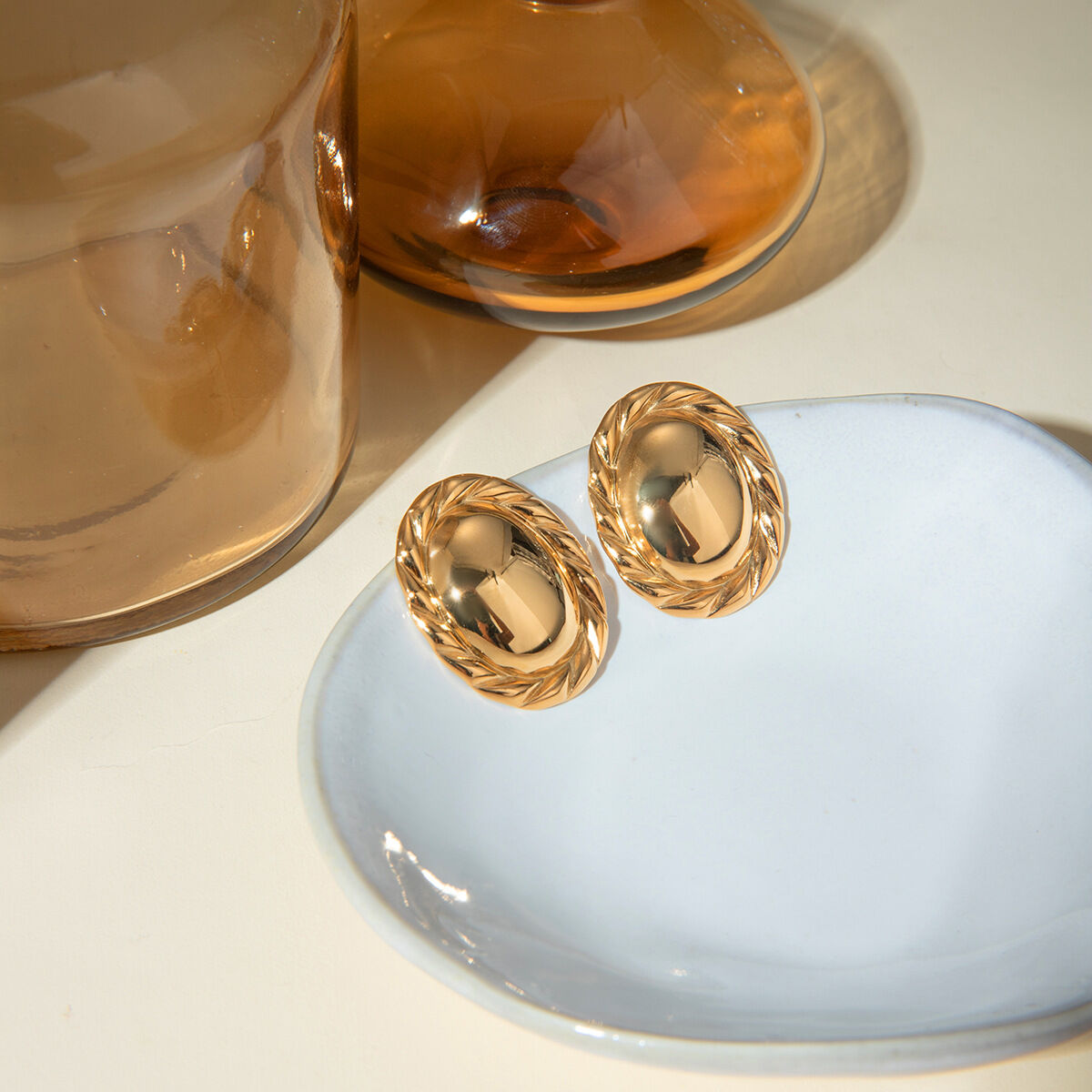 boucles d'oreilles rondes en acier inoxydable or  avec bord en corde de chanvre lisse au milieu, bijoux antiallergiques  h5 Image2