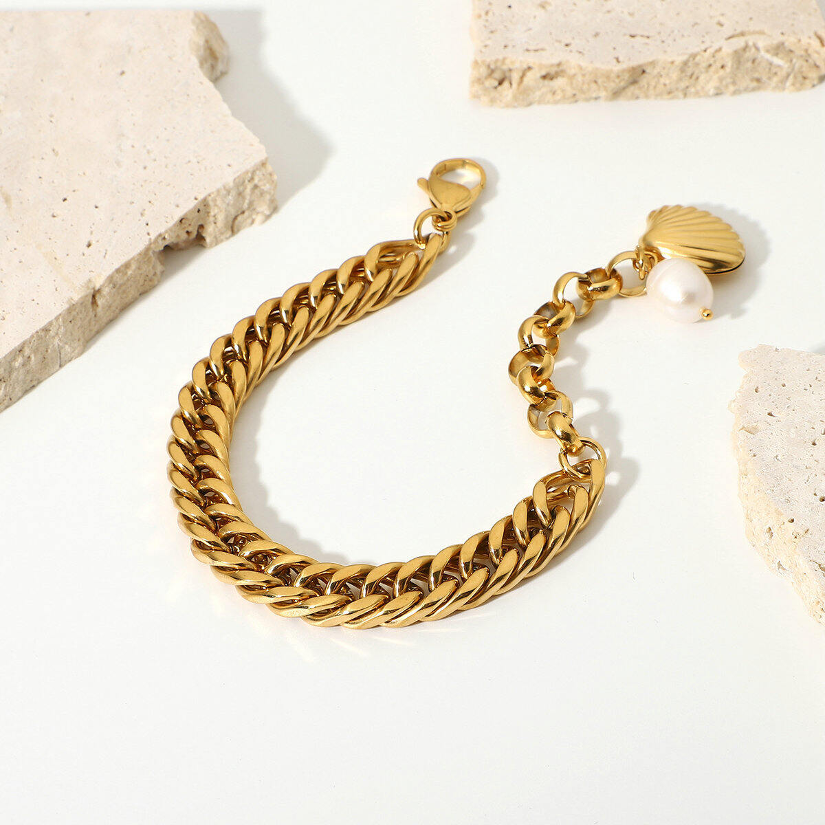 bracelet cuba fantaisie simple et tendance en acier inoxydable plaqué or  avec perles d'eau douce pour femme Image2