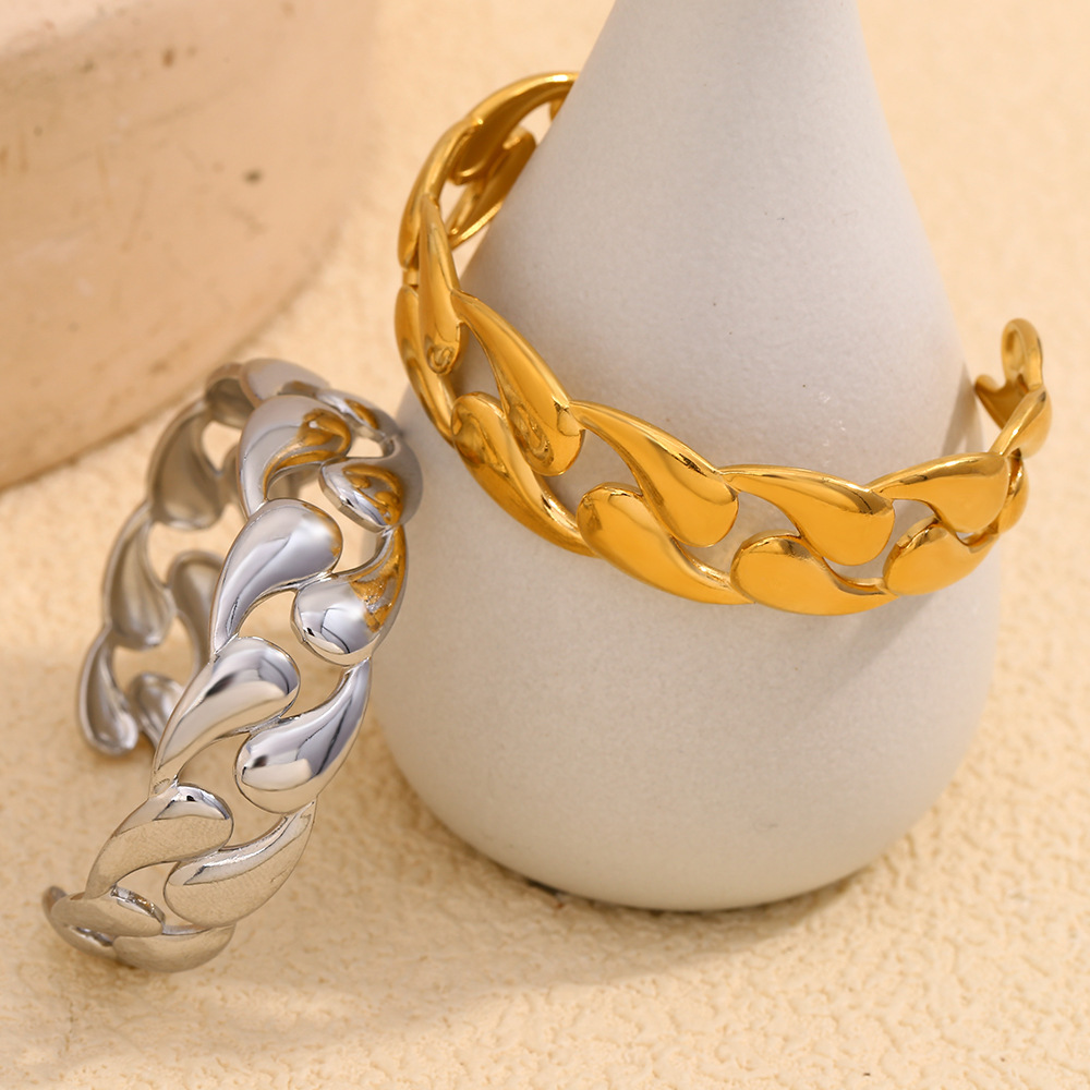 1 Piece Luxurious Series Simple Twist Stainless Steel Waterproof   Gold Color  Women's Bangles Picture4