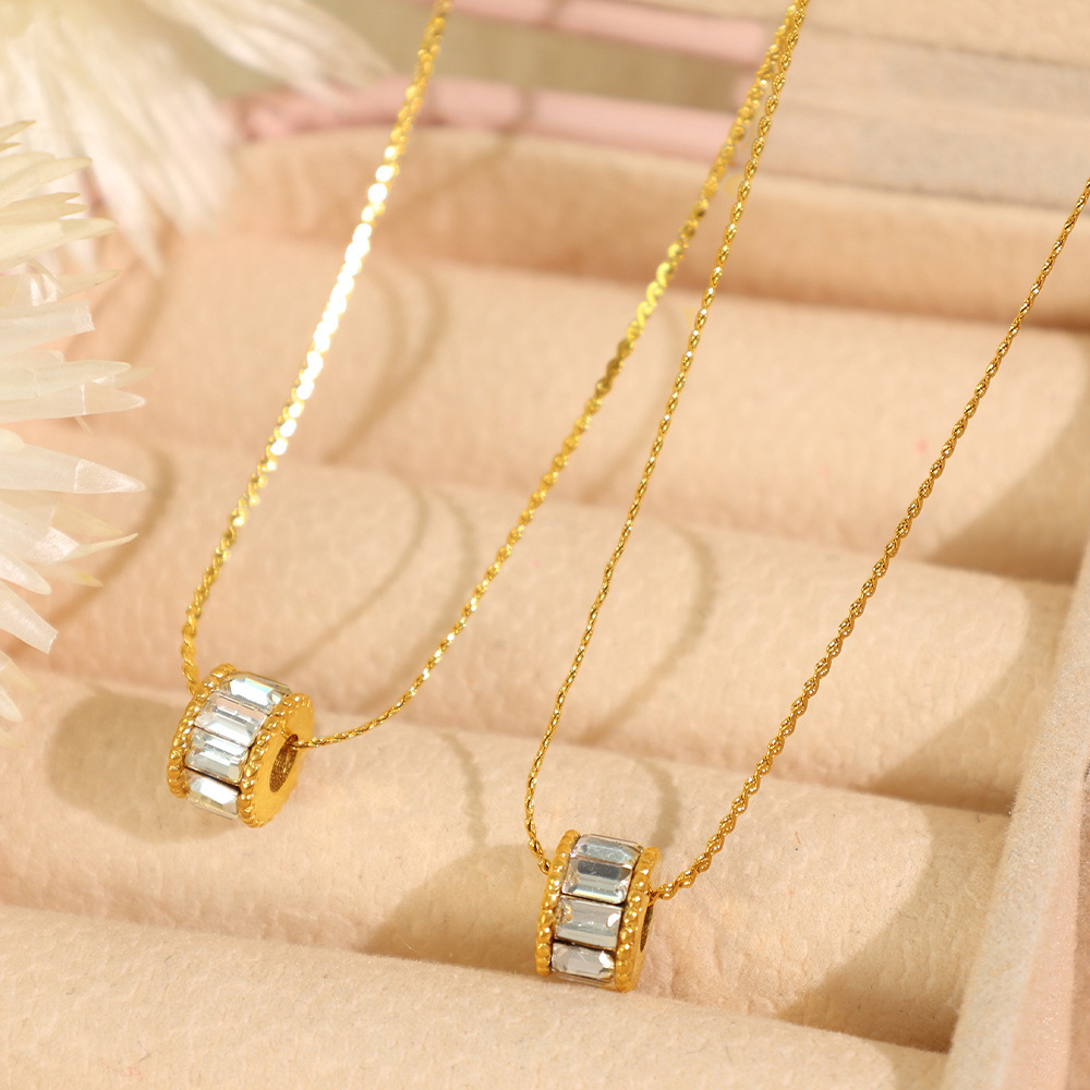 1 Piece Elegant Series Classic Daily Round Stainless Steel Waterproof Gold Color Women's Pendant Necklaces Picture4