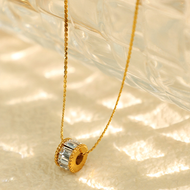 1 Piece Elegant Series Classic Daily Round Stainless Steel Waterproof Gold Color Women's Pendant Necklaces Picture2