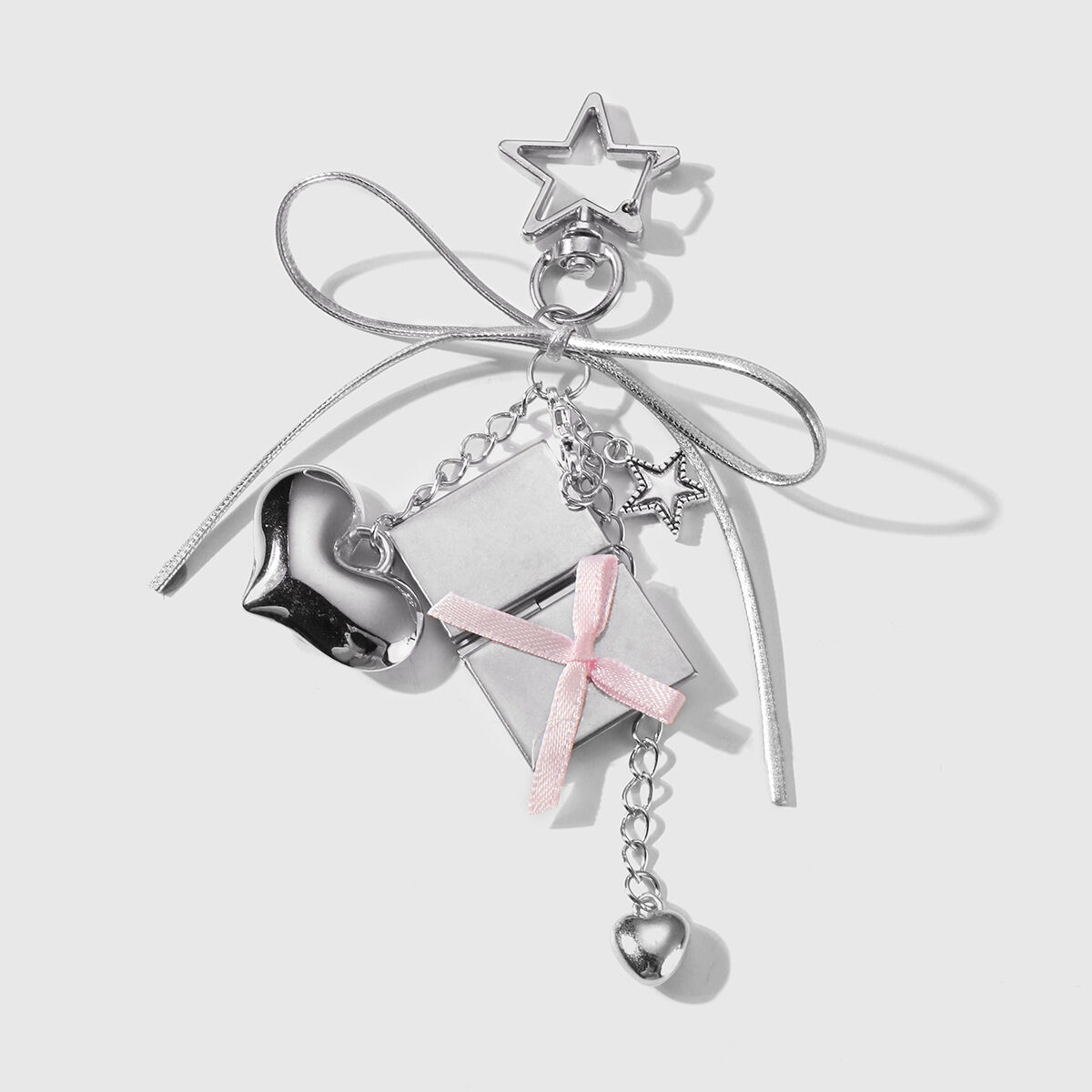 1 portachiavi con fiocco in pelle argentata a forma di cuore e stella Immagine2