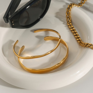 1 Stuk Glanzende, Onregelmatige, Ringvormige, Waterdichte, Goudkleurige Damesarmband Van Roestvrij Staal. h5 Afbeelding3