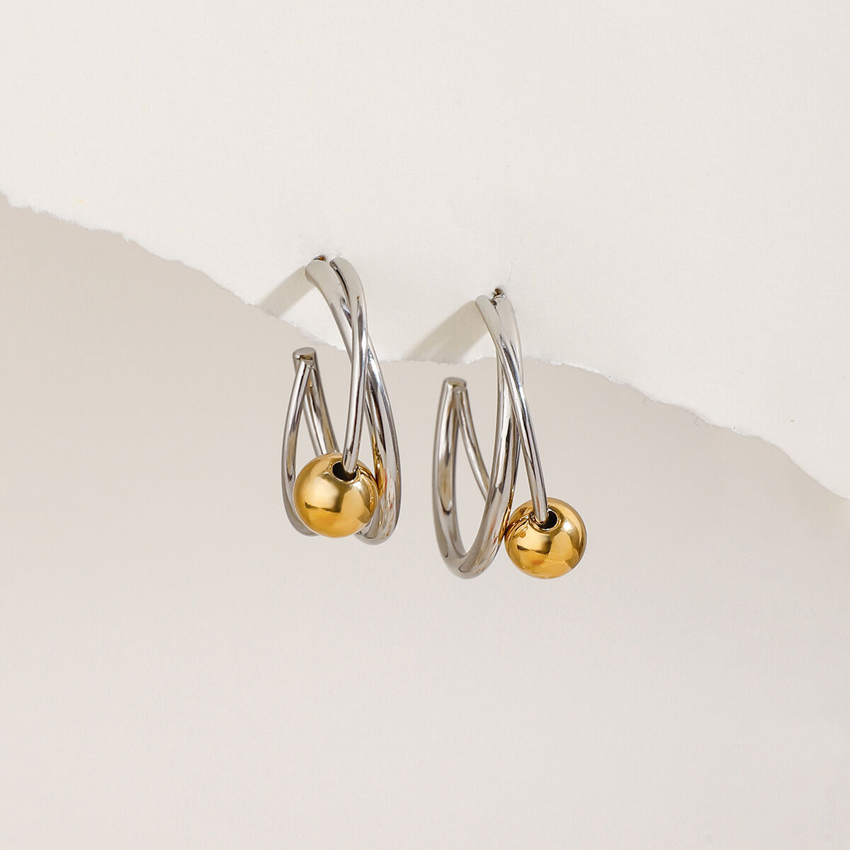 1 paio di orecchini a bottone da donna in acciaio inossidabile anulare, impermeabili, color oro e argento, squisiti e di design. Immagine2