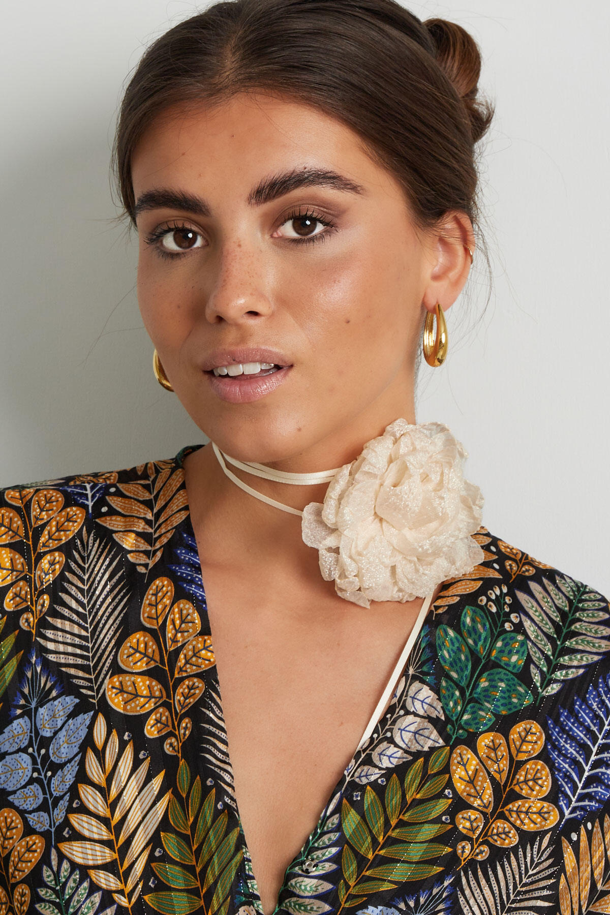 Necklace ribbon with flower 2