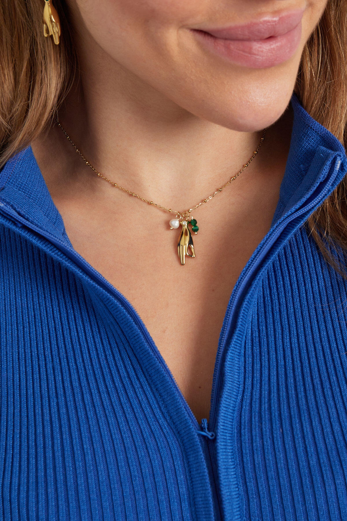Necklace with open hand charm h5 Picture3