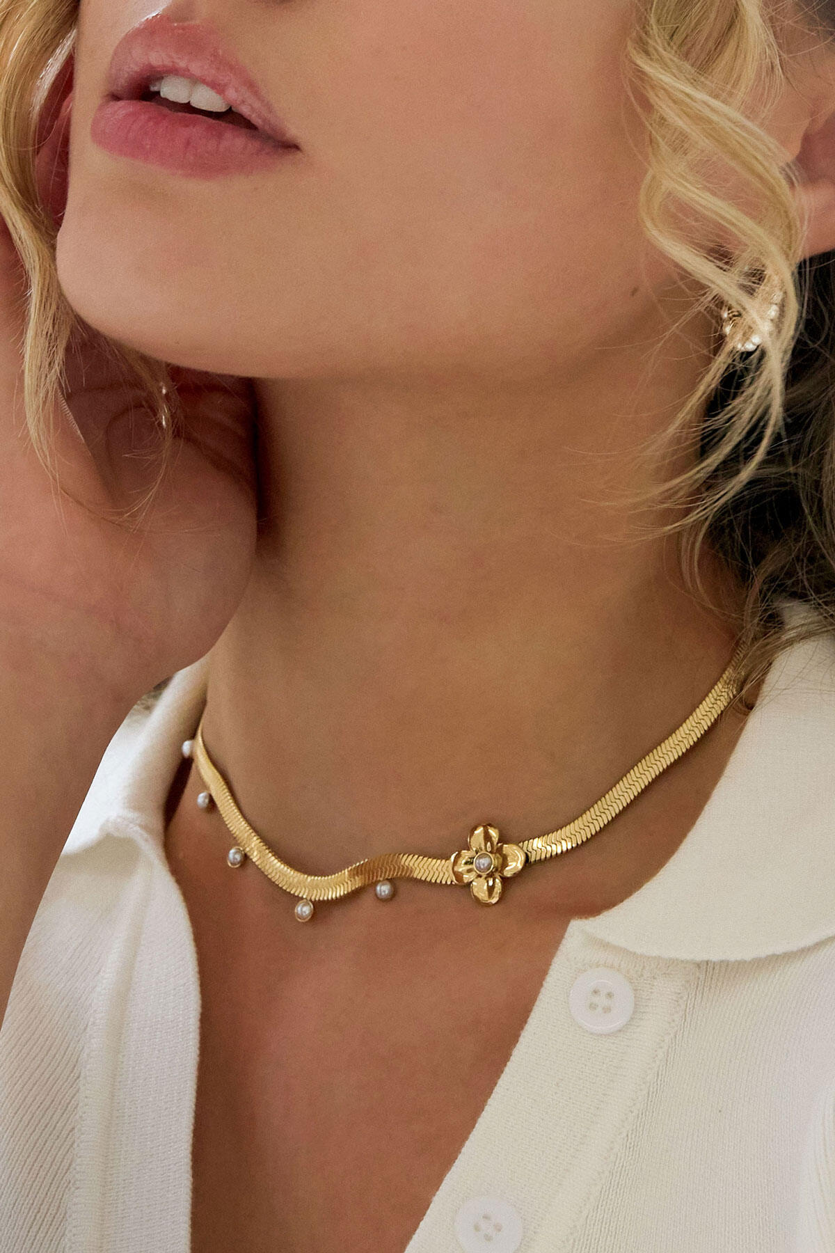 collana grossa piatta con pendente a fiore h5 Immagine3