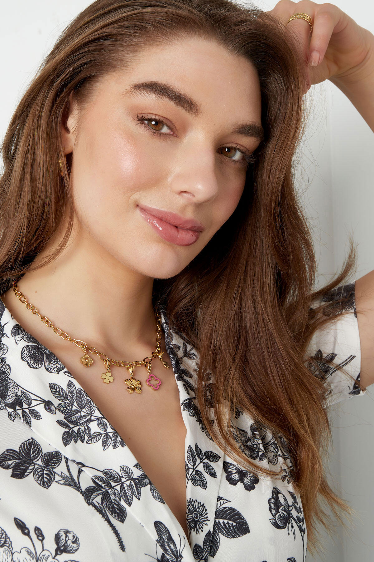 collana con ciondoli trifoglio e fiore h5 Immagine2