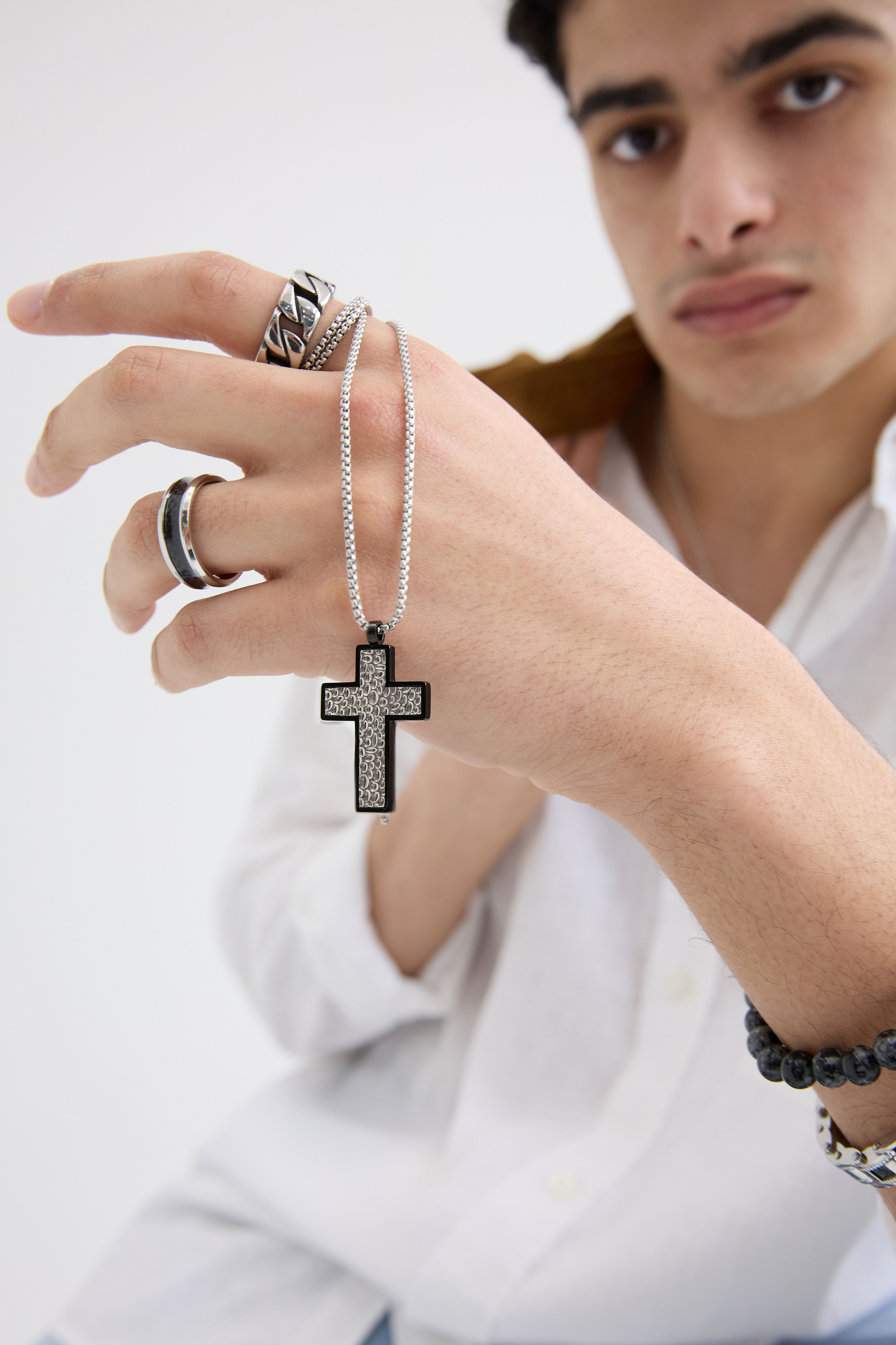 collar con cruz estructurada con charm h5 Imagen3