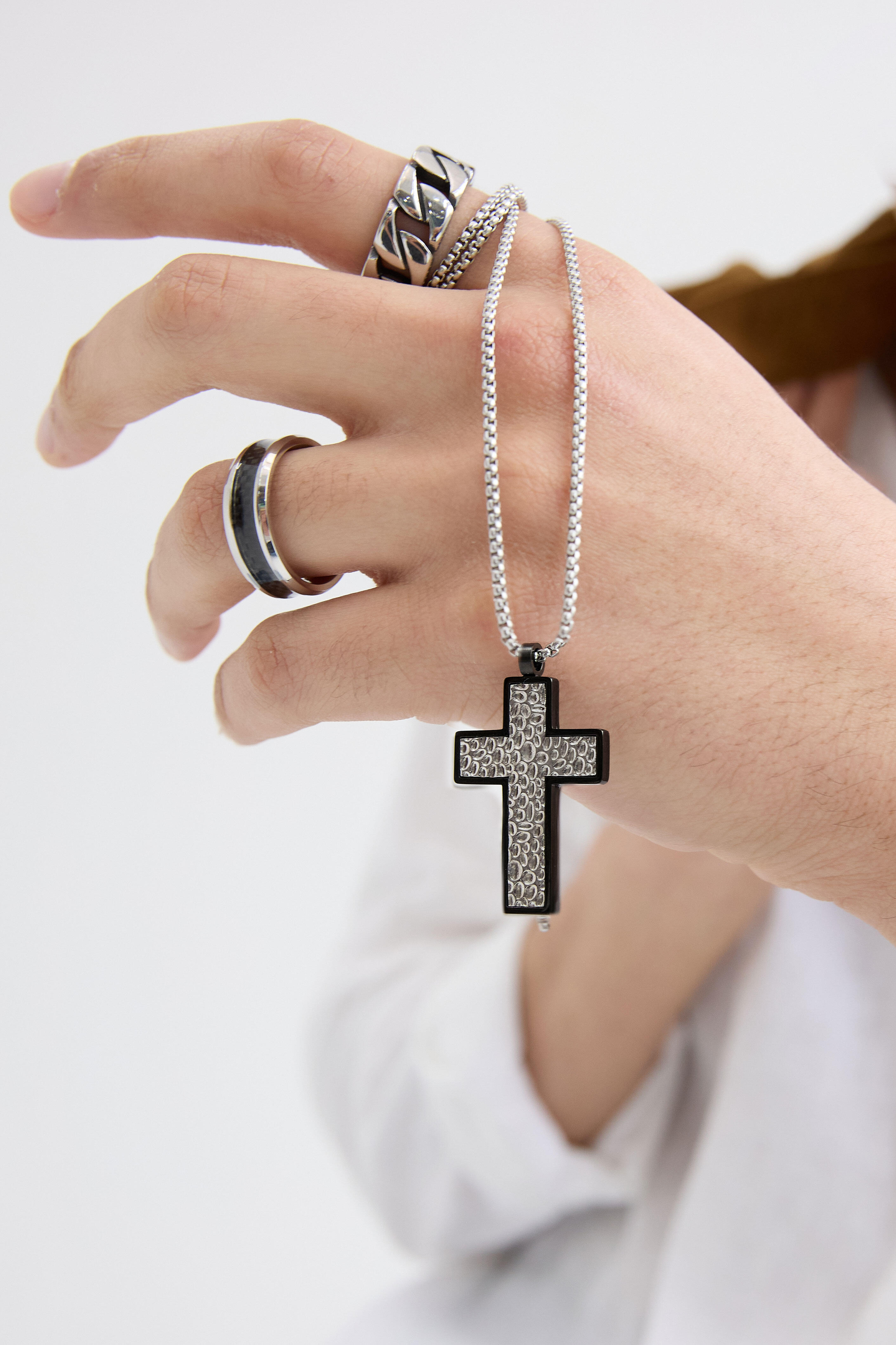 collar con cruz estructurada con charm Imagen4