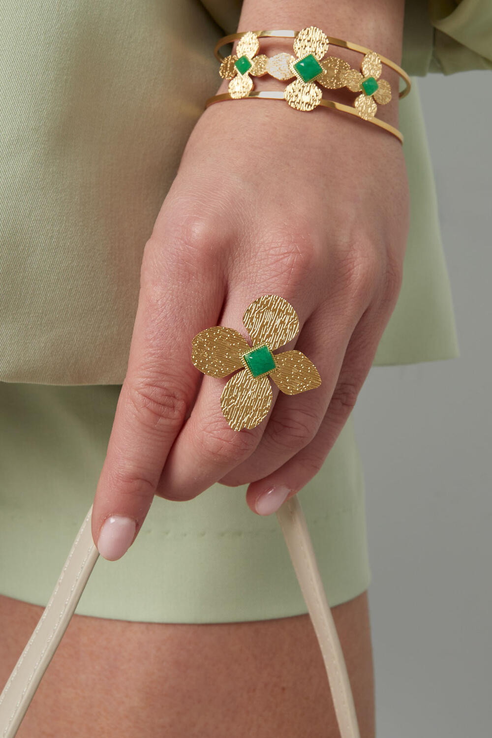 flower ring with green stone Picture3