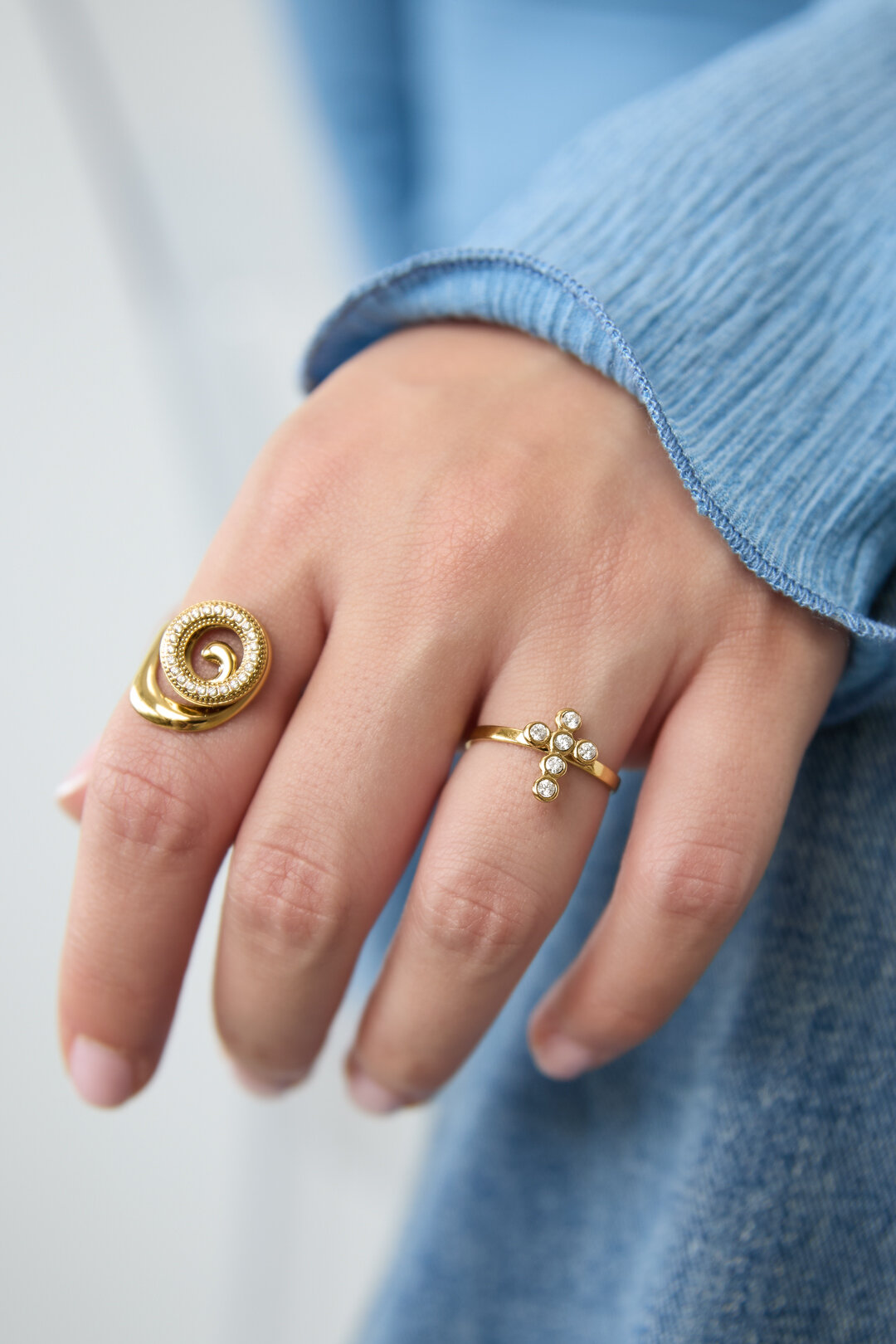 Bague imposante ornée d'une croix et de pierres