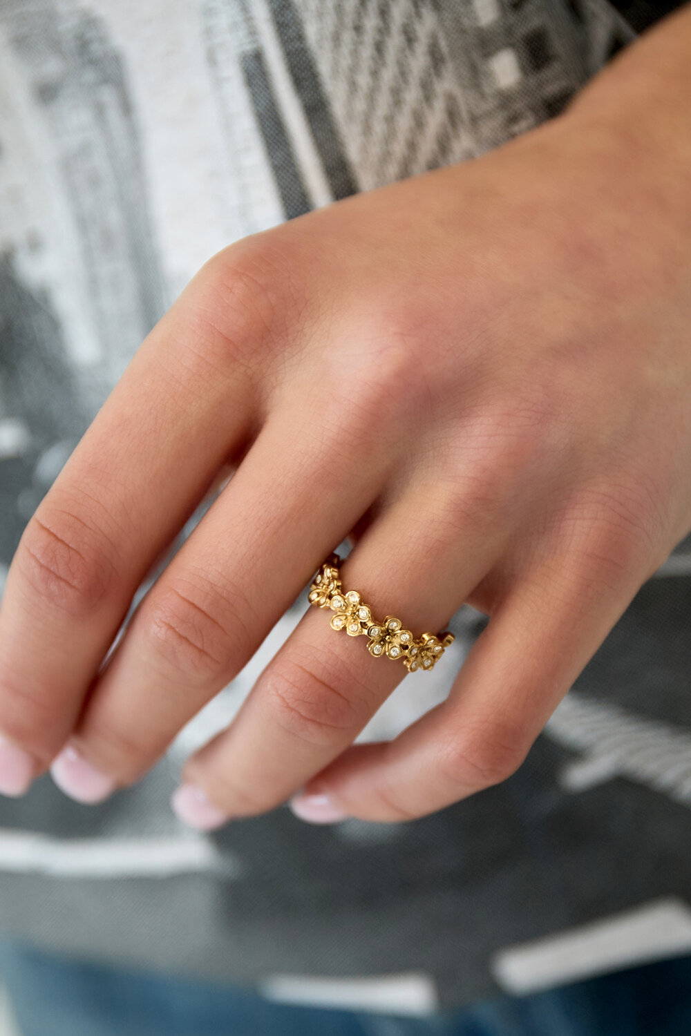 Anello a forma di margherita con pietre h5Immagine2