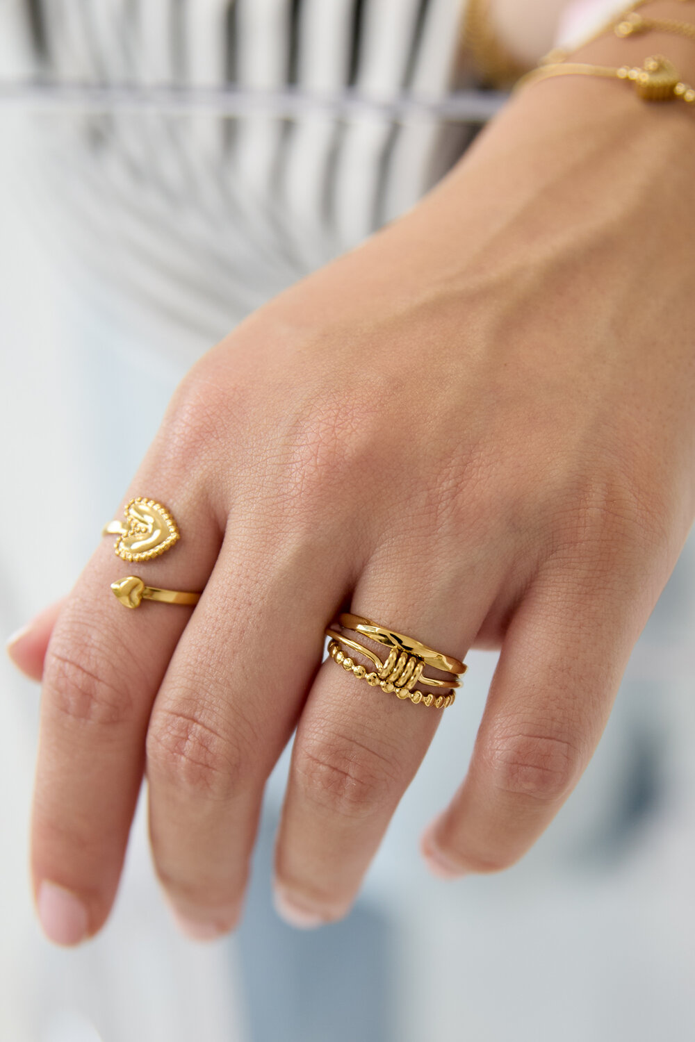 Mehrlagiger Ring mit minimalistischem gedrehtem Detail h5Bild3