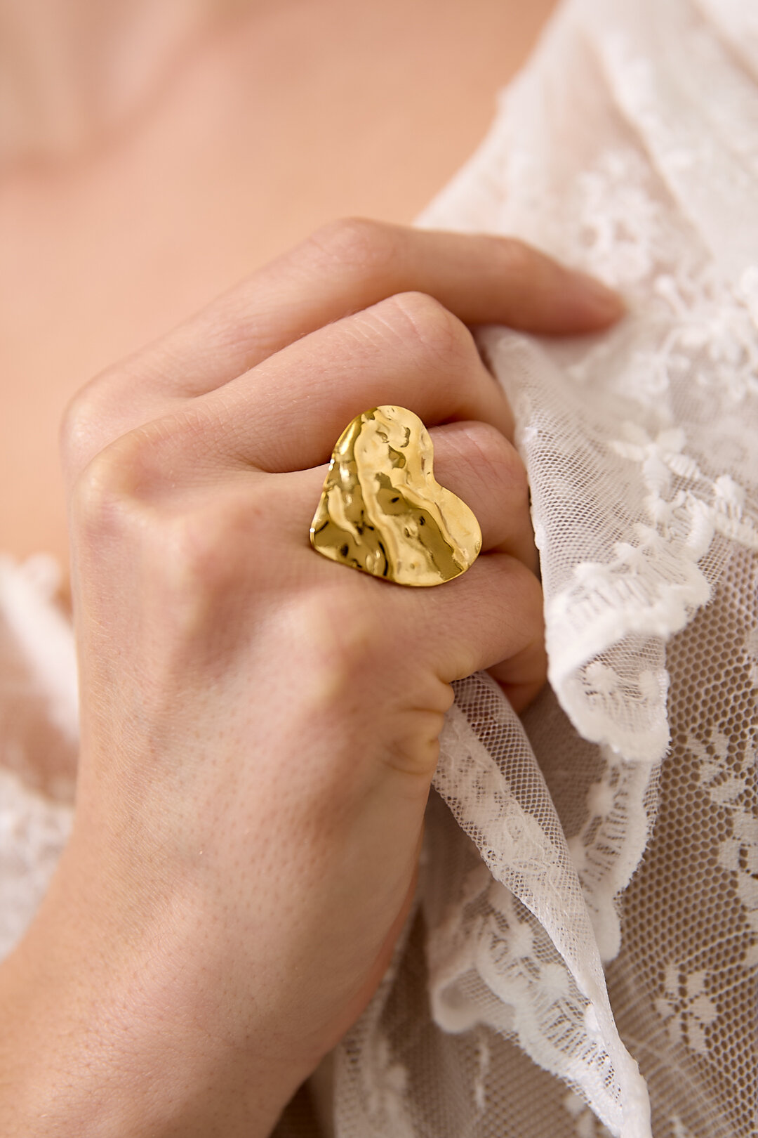 Statement ring structured heart Picture3