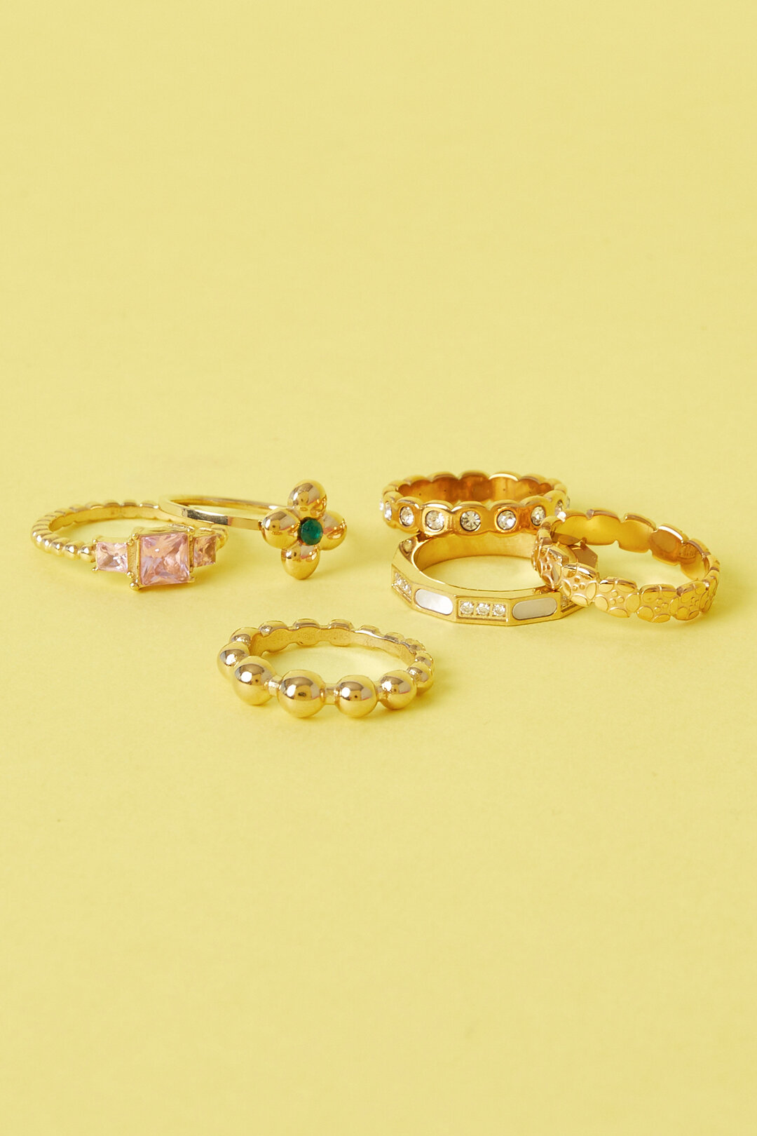 Statement ring with clover and stone