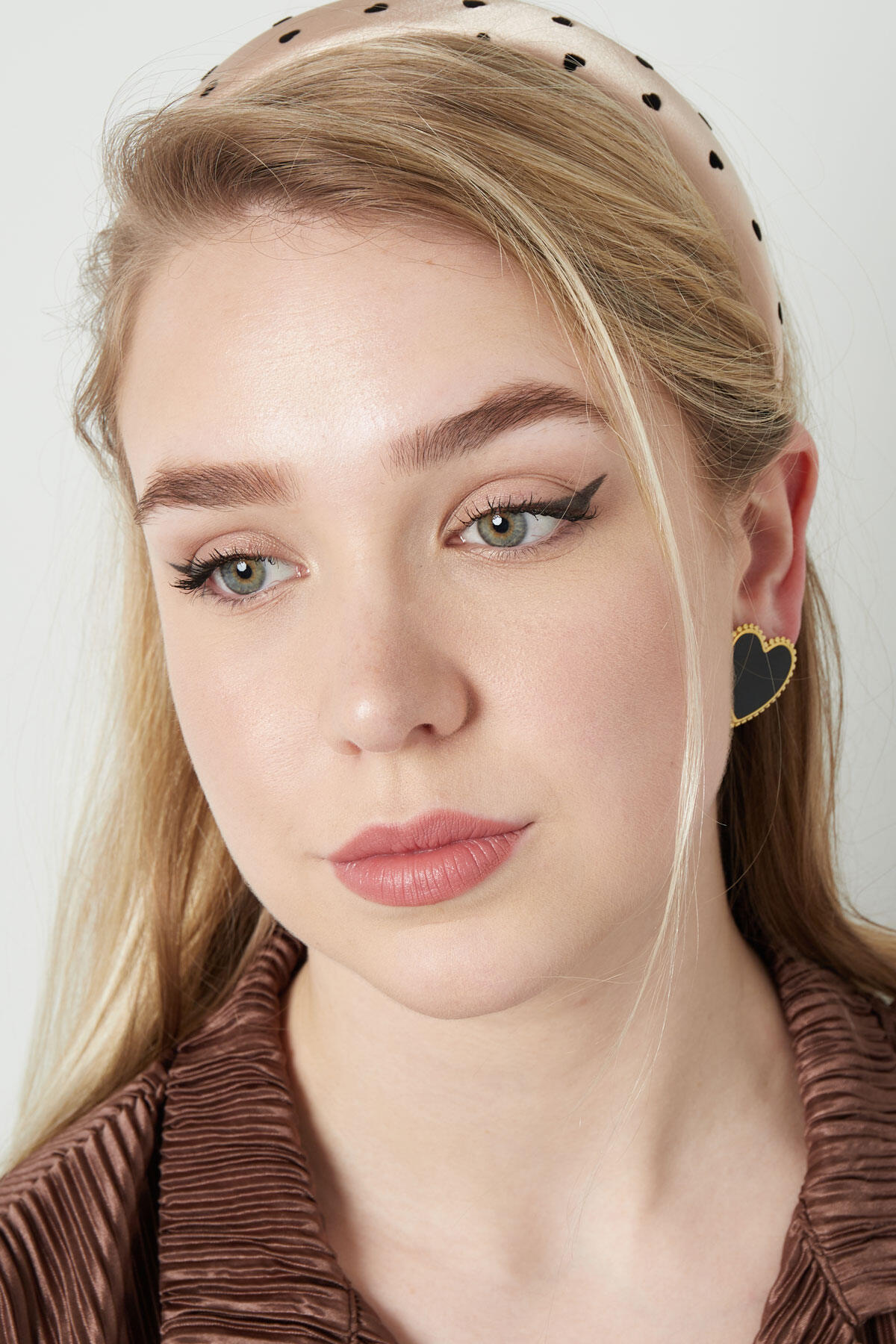 Boucles d'oreilles clous coeur chic - noir Noir & Couleur or Acier inoxydable h5 Image3