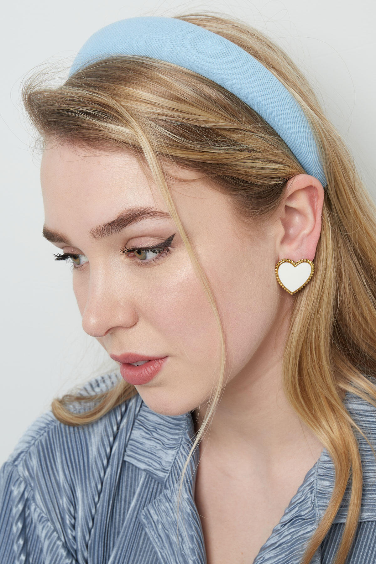 Boucles d'oreilles clous coeur chic - noir Noir & Couleur or Acier inoxydable h5 Image2