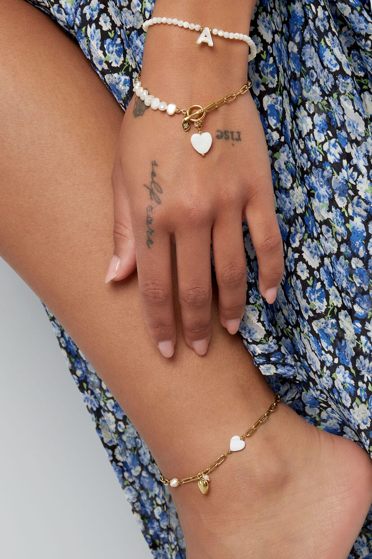 pulsera de eslabones con corazones y perla h5 Imagen3