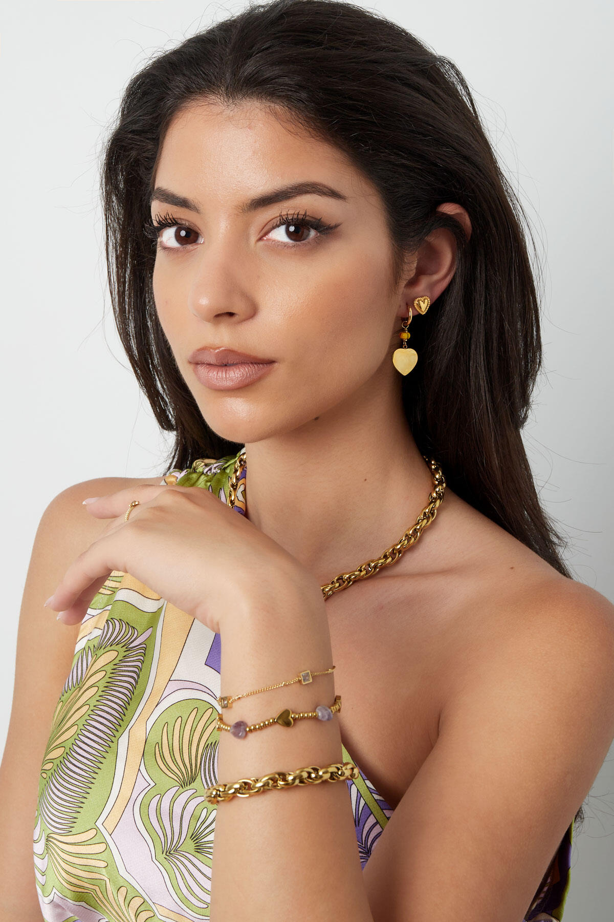 Pendientes charm corazón con detalles amarillos - Color dorado/amarillo h5 Imagen2