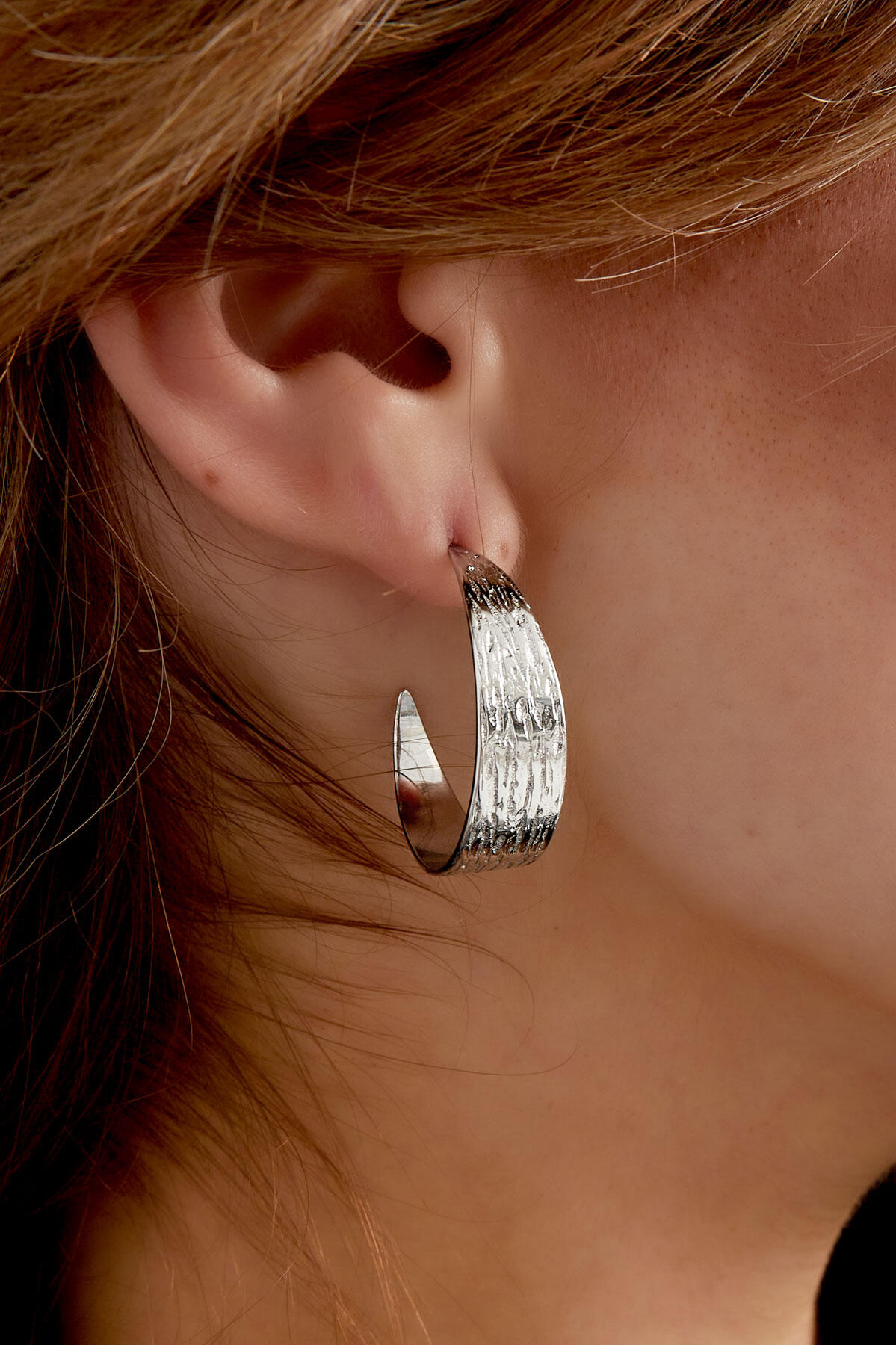 Pendientes media caña con estampado pequeño - plateado Imagen4